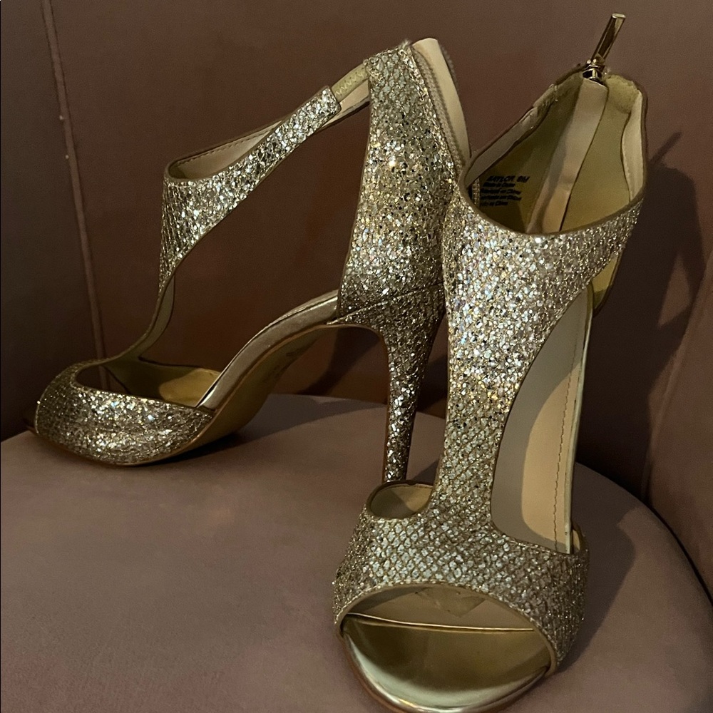 Good David’s Bridal heels size 9